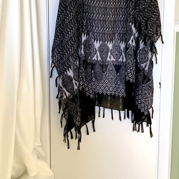 Boho Shawl with Fringe, Black and White Print - Picture 4 of 4